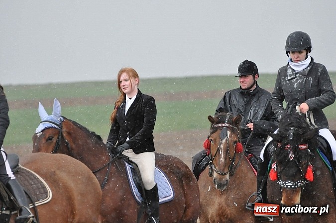 Zdjęcie w galerii na portalu naszraciborz.pl: W Bieńkowicach przed Urbanem sypnęło śniegiem wiadomości z regionu