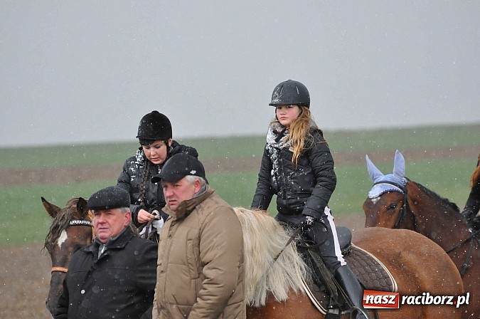 Zdjęcie w galerii na portalu naszraciborz.pl: W Bieńkowicach przed Urbanem sypnęło śniegiem wiadomości z regionu