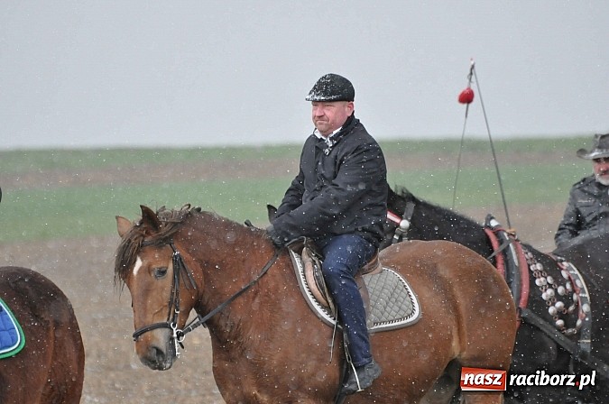 Zdjęcie w galerii na portalu naszraciborz.pl: W Bieńkowicach przed Urbanem sypnęło śniegiem wiadomości z regionu