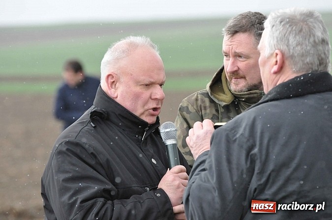 Zdjęcie w galerii na portalu naszraciborz.pl: W Bieńkowicach przed Urbanem sypnęło śniegiem wiadomości z regionu