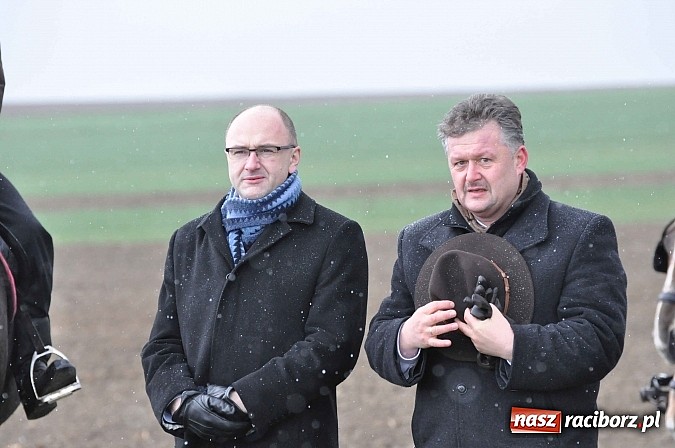 Zdjęcie w galerii na portalu naszraciborz.pl: W Bieńkowicach przed Urbanem sypnęło śniegiem wiadomości z regionu