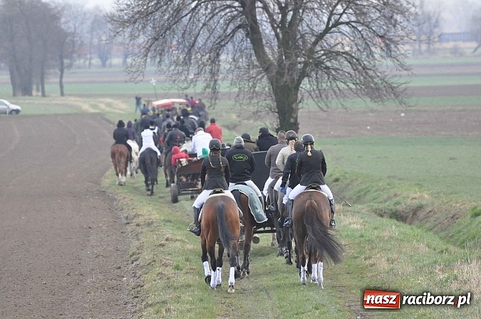 Zdjęcie w galerii na portalu naszraciborz.pl: W Bieńkowicach przed Urbanem sypnęło śniegiem wiadomości z regionu