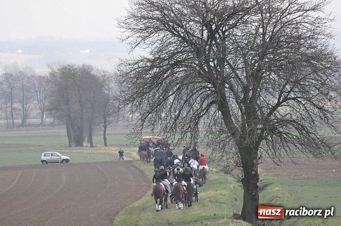 Zdjęcie w galerii na portalu naszraciborz.pl: W Bieńkowicach przed Urbanem sypnęło śniegiem wiadomości z regionu