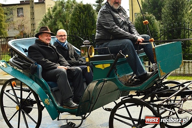 Zdjęcie w galerii na portalu naszraciborz.pl: W Bieńkowicach przed Urbanem sypnęło śniegiem wiadomości z regionu