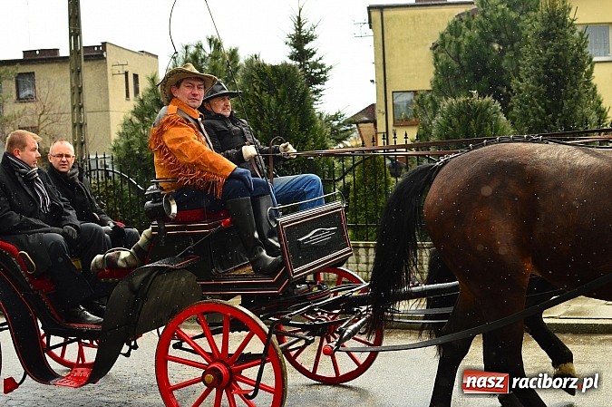 Zdjęcie w galerii na portalu naszraciborz.pl: W Bieńkowicach przed Urbanem sypnęło śniegiem wiadomości z regionu
