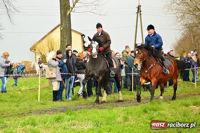 Zdjęcie w galerii na portalu naszraciborz.pl: W Bieńkowicach przed Urbanem sypnęło śniegiem wiadomości z regionu