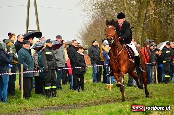 Zdjęcie w galerii na portalu naszraciborz.pl: W Bieńkowicach przed Urbanem sypnęło śniegiem wiadomości z regionu