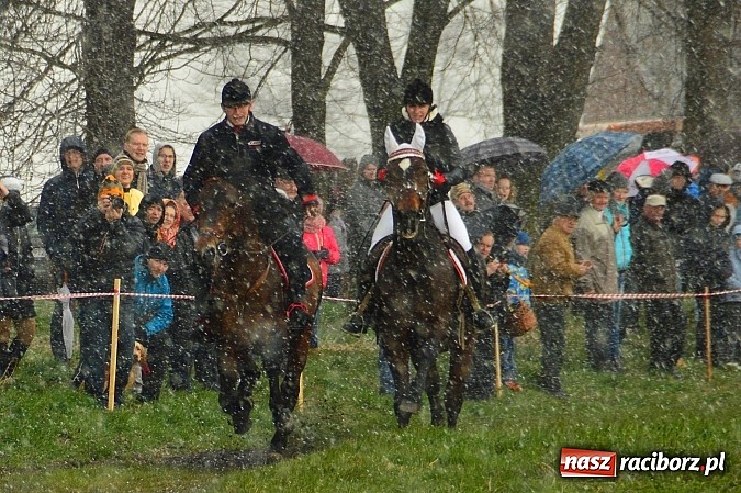 Zdjęcie w galerii na portalu naszraciborz.pl: W Bieńkowicach przed Urbanem sypnęło śniegiem wiadomości z regionu