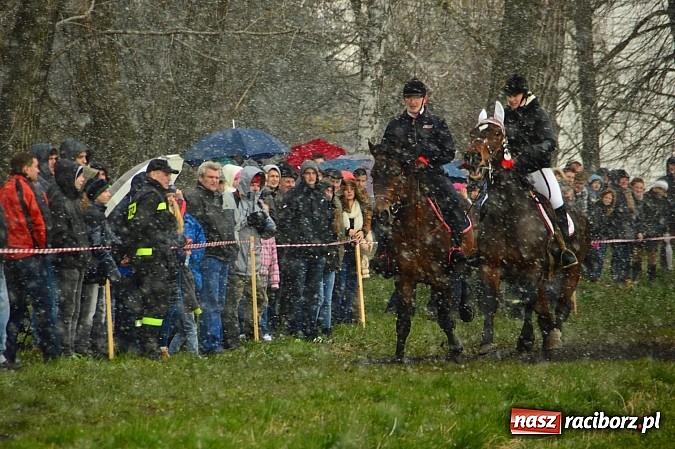 Zdjęcie w galerii na portalu naszraciborz.pl: W Bieńkowicach przed Urbanem sypnęło śniegiem wiadomości z regionu