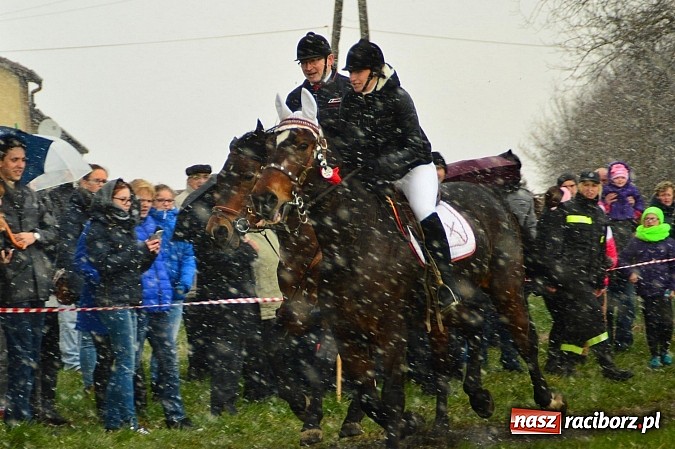 Zdjęcie w galerii na portalu naszraciborz.pl: W Bieńkowicach przed Urbanem sypnęło śniegiem wiadomości z regionu