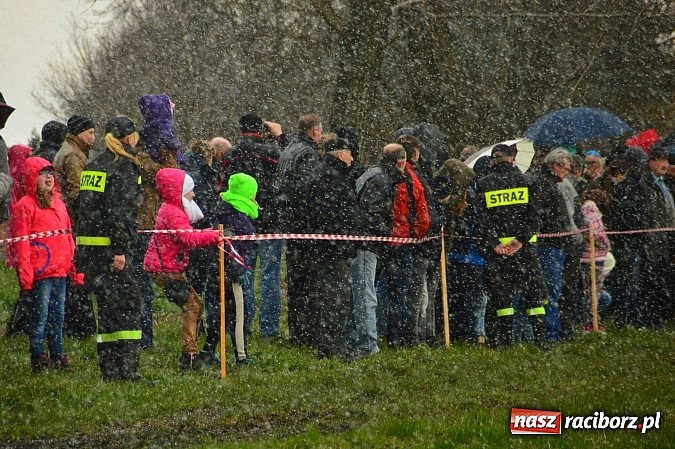 Zdjęcie w galerii na portalu naszraciborz.pl: W Bieńkowicach przed Urbanem sypnęło śniegiem wiadomości z regionu