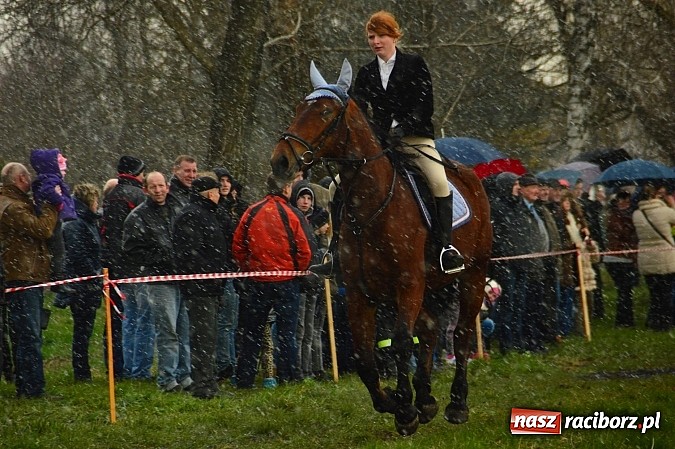 Zdjęcie w galerii na portalu naszraciborz.pl: W Bieńkowicach przed Urbanem sypnęło śniegiem wiadomości z regionu