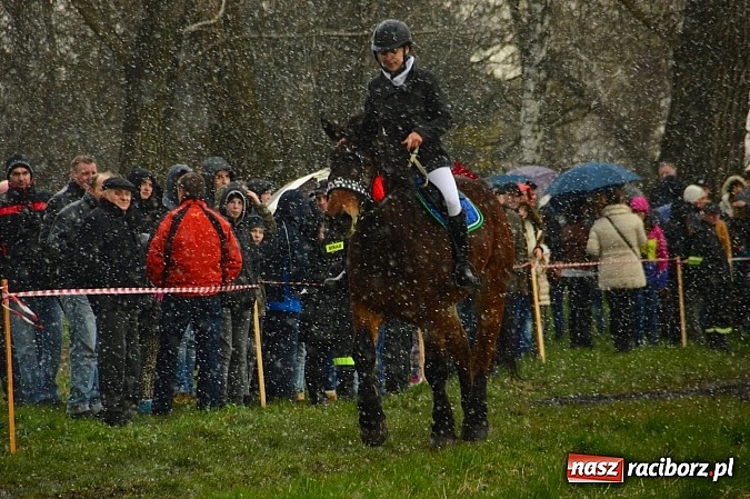 Zdjęcie w galerii na portalu naszraciborz.pl: W Bieńkowicach przed Urbanem sypnęło śniegiem wiadomości z regionu