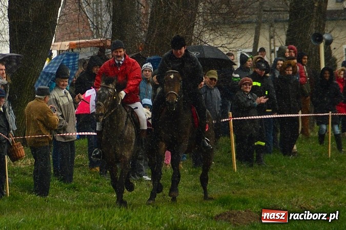 Zdjęcie w galerii na portalu naszraciborz.pl: W Bieńkowicach przed Urbanem sypnęło śniegiem wiadomości z regionu