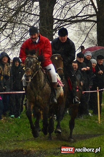 Zdjęcie w galerii na portalu naszraciborz.pl: W Bieńkowicach przed Urbanem sypnęło śniegiem wiadomości z regionu