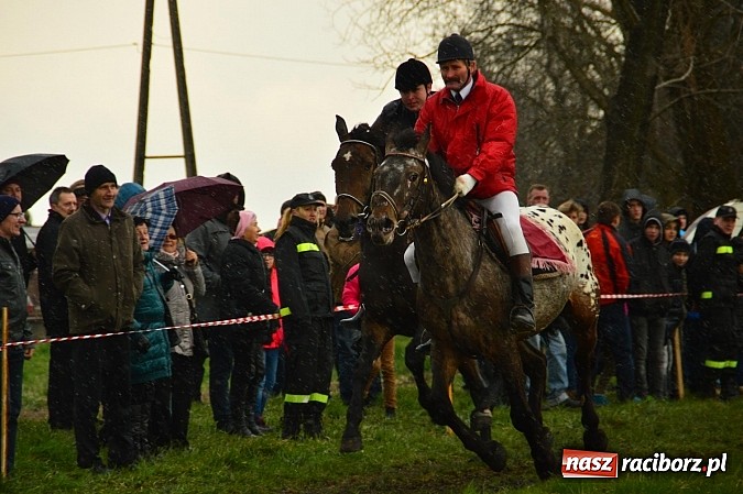 Zdjęcie w galerii na portalu naszraciborz.pl: W Bieńkowicach przed Urbanem sypnęło śniegiem wiadomości z regionu