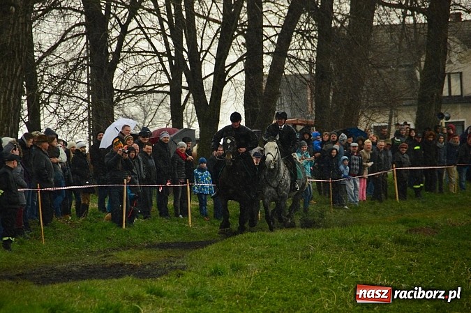 Zdjęcie w galerii na portalu naszraciborz.pl: W Bieńkowicach przed Urbanem sypnęło śniegiem wiadomości z regionu