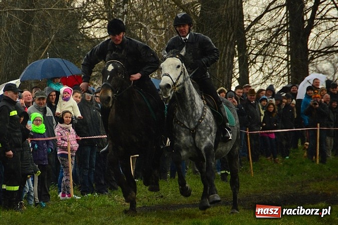 Zdjęcie w galerii na portalu naszraciborz.pl: W Bieńkowicach przed Urbanem sypnęło śniegiem wiadomości z regionu