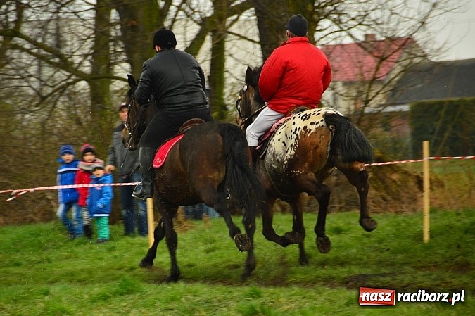Zdjęcie w galerii na portalu naszraciborz.pl: W Bieńkowicach przed Urbanem sypnęło śniegiem wiadomości z regionu