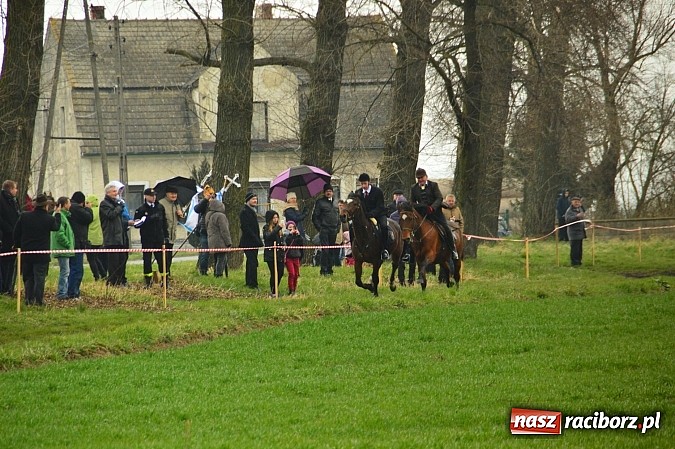 Zdjęcie w galerii na portalu naszraciborz.pl: W Bieńkowicach przed Urbanem sypnęło śniegiem wiadomości z regionu