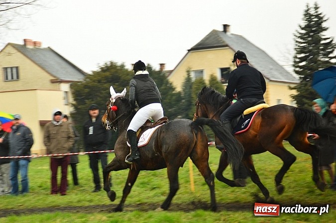 Zdjęcie w galerii na portalu naszraciborz.pl: W Bieńkowicach przed Urbanem sypnęło śniegiem wiadomości z regionu