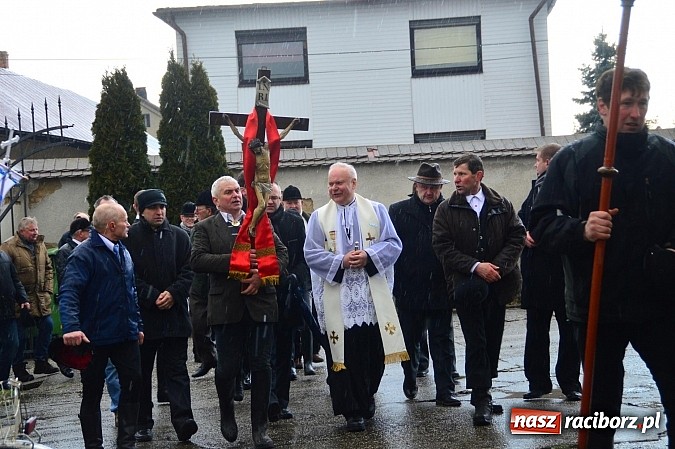 Zdjęcie w galerii na portalu naszraciborz.pl: W Bieńkowicach przed Urbanem sypnęło śniegiem wiadomości z regionu