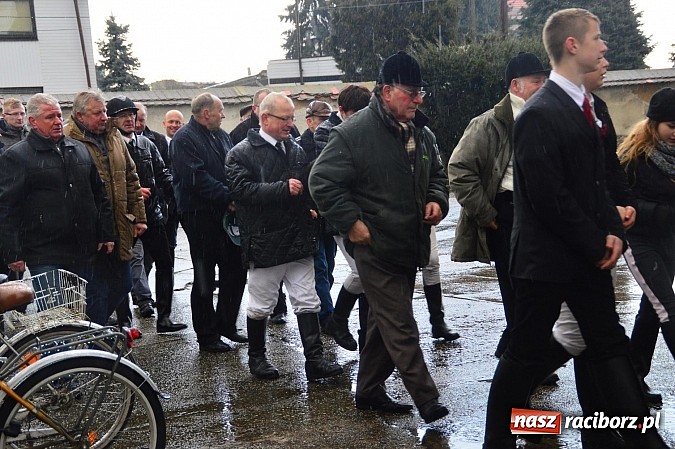 Zdjęcie w galerii na portalu naszraciborz.pl: W Bieńkowicach przed Urbanem sypnęło śniegiem wiadomości z regionu