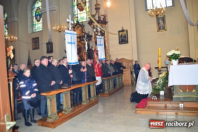 Zdjęcie w galerii na portalu naszraciborz.pl: W Bieńkowicach przed Urbanem sypnęło śniegiem wiadomości z regionu