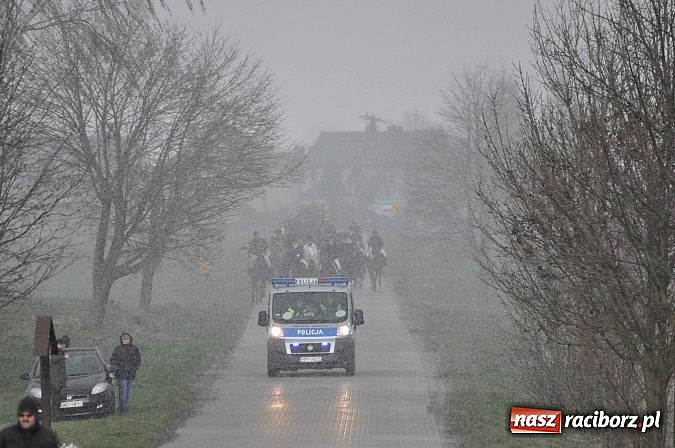Zdjęcie w galerii na portalu naszraciborz.pl: W Pietrowicach Wielkich procesja szła chwilami w zamieci śnieżnej wiadomości z regionu