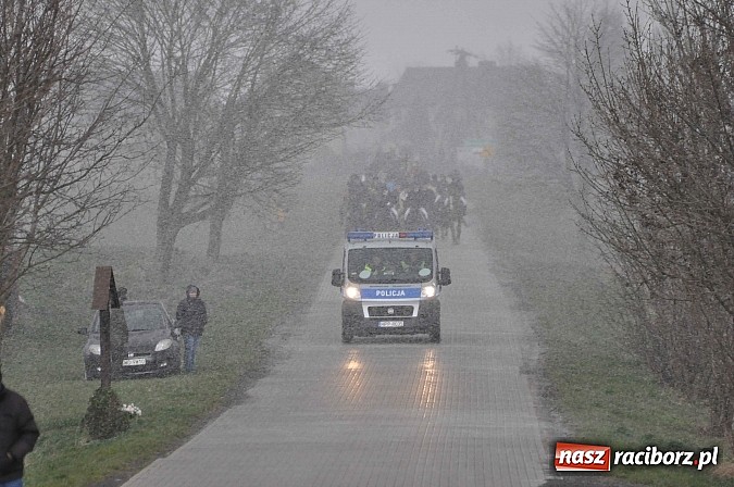 Zdjęcie w galerii na portalu naszraciborz.pl: W Pietrowicach Wielkich procesja szła chwilami w zamieci śnieżnej wiadomości z regionu