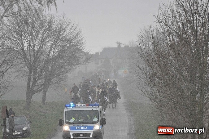 Zdjęcie w galerii na portalu naszraciborz.pl: W Pietrowicach Wielkich procesja szła chwilami w zamieci śnieżnej wiadomości z regionu
