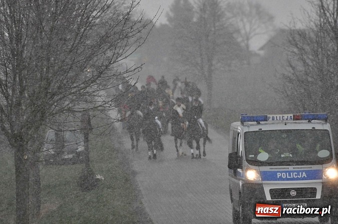 Zdjęcie w galerii na portalu naszraciborz.pl: W Pietrowicach Wielkich procesja szła chwilami w zamieci śnieżnej wiadomości z regionu