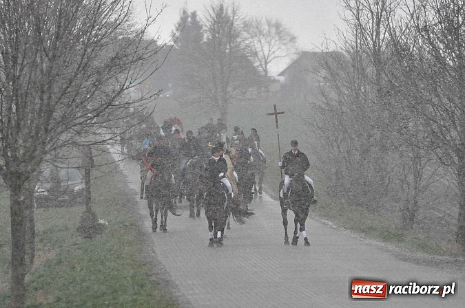 Zdjęcie w galerii na portalu naszraciborz.pl: W Pietrowicach Wielkich procesja szła chwilami w zamieci śnieżnej wiadomości z regionu