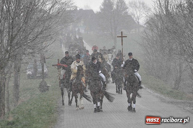 Zdjęcie w galerii na portalu naszraciborz.pl: W Pietrowicach Wielkich procesja szła chwilami w zamieci śnieżnej wiadomości z regionu