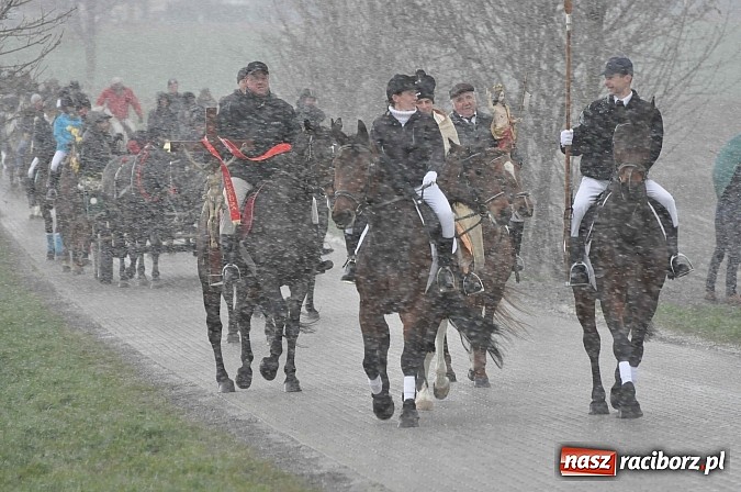 Zdjęcie w galerii na portalu naszraciborz.pl: W Pietrowicach Wielkich procesja szła chwilami w zamieci śnieżnej wiadomości z regionu