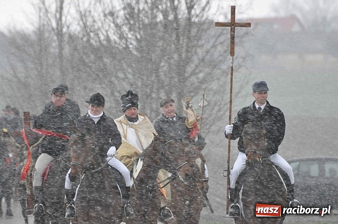 Zdjęcie w galerii na portalu naszraciborz.pl: W Pietrowicach Wielkich procesja szła chwilami w zamieci śnieżnej wiadomości z regionu