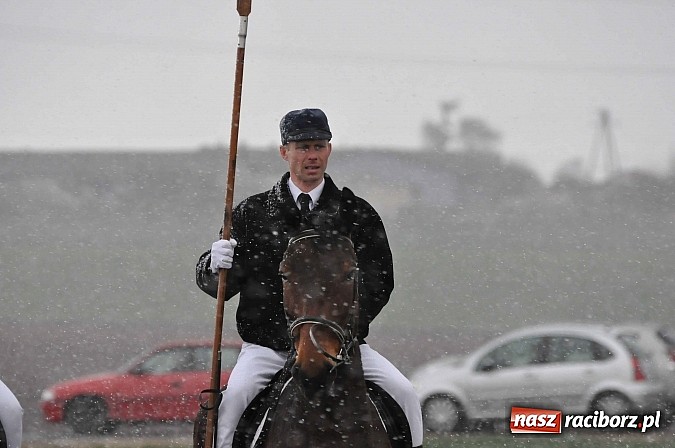 Zdjęcie w galerii na portalu naszraciborz.pl: W Pietrowicach Wielkich procesja szła chwilami w zamieci śnieżnej wiadomości z regionu