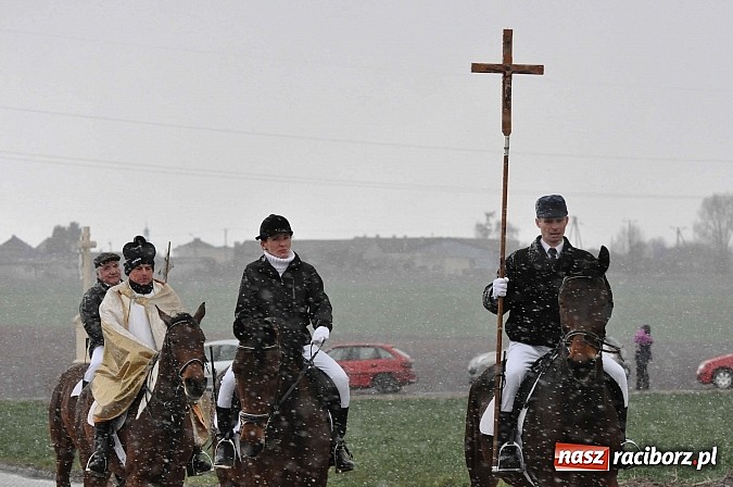 Zdjęcie w galerii na portalu naszraciborz.pl: W Pietrowicach Wielkich procesja szła chwilami w zamieci śnieżnej wiadomości z regionu