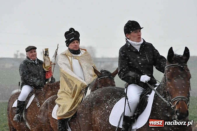 Zdjęcie w galerii na portalu naszraciborz.pl: W Pietrowicach Wielkich procesja szła chwilami w zamieci śnieżnej wiadomości z regionu