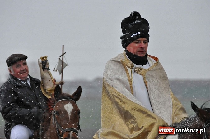 Zdjęcie w galerii na portalu naszraciborz.pl: W Pietrowicach Wielkich procesja szła chwilami w zamieci śnieżnej wiadomości z regionu