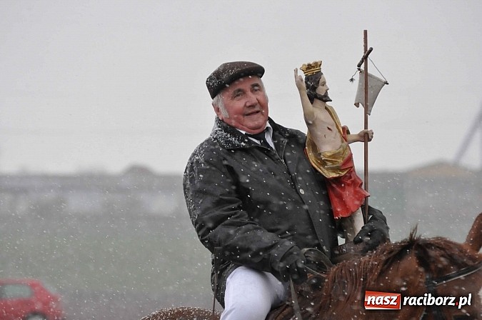 Zdjęcie w galerii na portalu naszraciborz.pl: W Pietrowicach Wielkich procesja szła chwilami w zamieci śnieżnej wiadomości z regionu