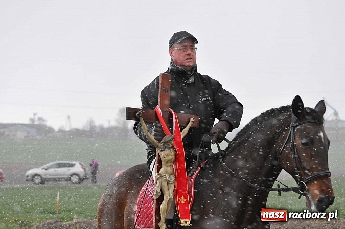 Zdjęcie w galerii na portalu naszraciborz.pl: W Pietrowicach Wielkich procesja szła chwilami w zamieci śnieżnej wiadomości z regionu