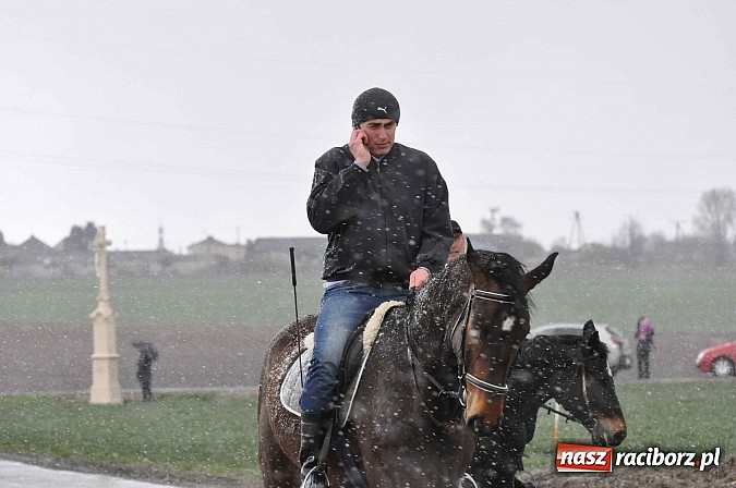 Zdjęcie w galerii na portalu naszraciborz.pl: W Pietrowicach Wielkich procesja szła chwilami w zamieci śnieżnej wiadomości z regionu