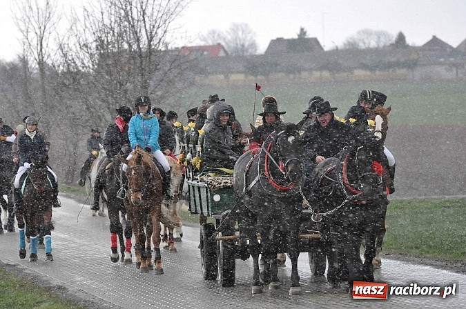 Zdjęcie w galerii na portalu naszraciborz.pl: W Pietrowicach Wielkich procesja szła chwilami w zamieci śnieżnej wiadomości z regionu
