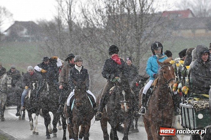Zdjęcie w galerii na portalu naszraciborz.pl: W Pietrowicach Wielkich procesja szła chwilami w zamieci śnieżnej wiadomości z regionu