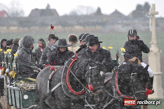 Zdjęcie w galerii na portalu naszraciborz.pl: W Pietrowicach Wielkich procesja szła chwilami w zamieci śnieżnej wiadomości z regionu