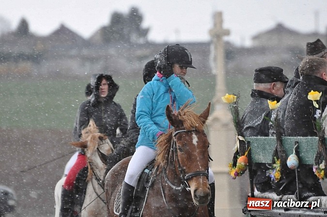 Zdjęcie w galerii na portalu naszraciborz.pl: W Pietrowicach Wielkich procesja szła chwilami w zamieci śnieżnej wiadomości z regionu