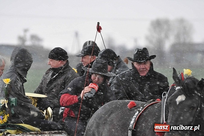 Zdjęcie w galerii na portalu naszraciborz.pl: W Pietrowicach Wielkich procesja szła chwilami w zamieci śnieżnej wiadomości z regionu
