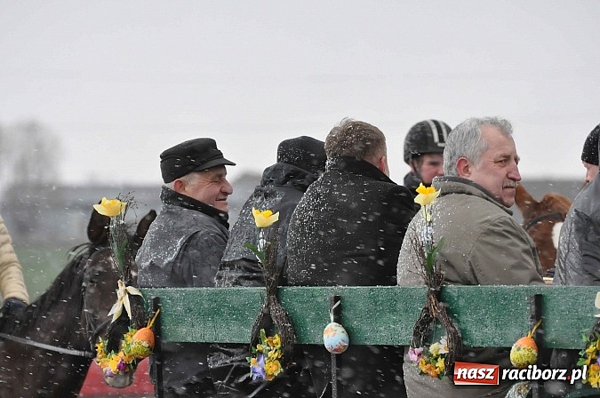 Zdjęcie w galerii na portalu naszraciborz.pl: W Pietrowicach Wielkich procesja szła chwilami w zamieci śnieżnej wiadomości z regionu