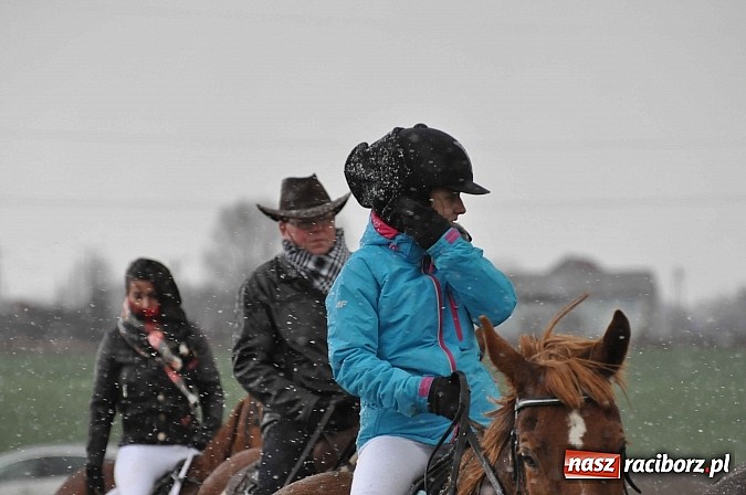 Zdjęcie w galerii na portalu naszraciborz.pl: W Pietrowicach Wielkich procesja szła chwilami w zamieci śnieżnej wiadomości z regionu
